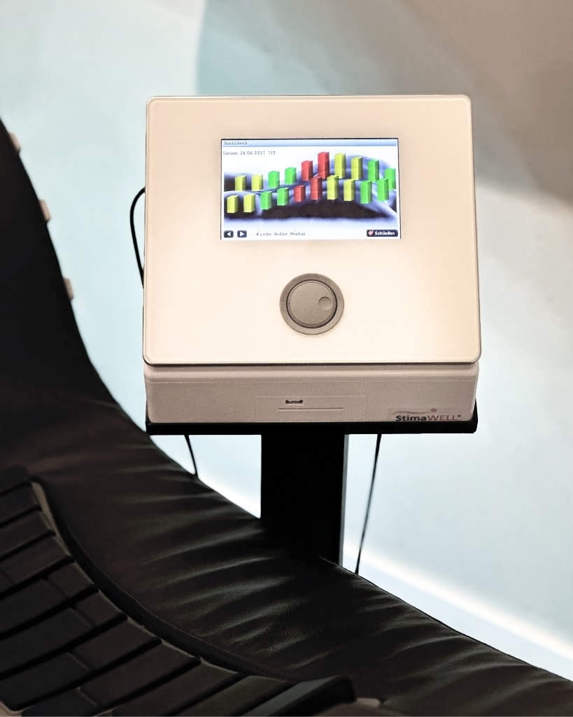 Steuerungseinheit der RückenMaster-Behandlungsliege mit Display zur individuellen Einstellung und Kalibrierung.