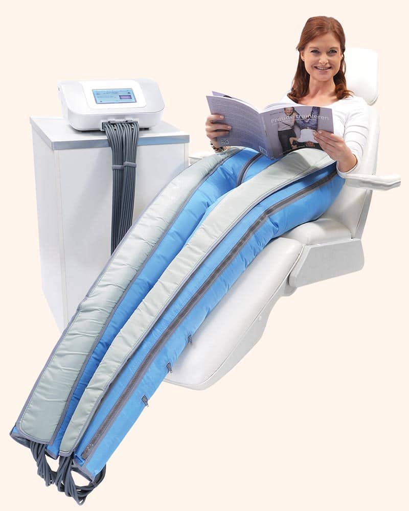 Frau während einer BodyStyler-Anwendung mit Beinmanschetten – entspanntes Figur- und Wellnessprogramm bei SUNART.