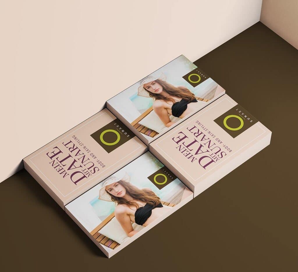Mehrere Save-the-Date-Karten für ein SUNART Event liegen dekorativ auf einer Oberfläche aus.